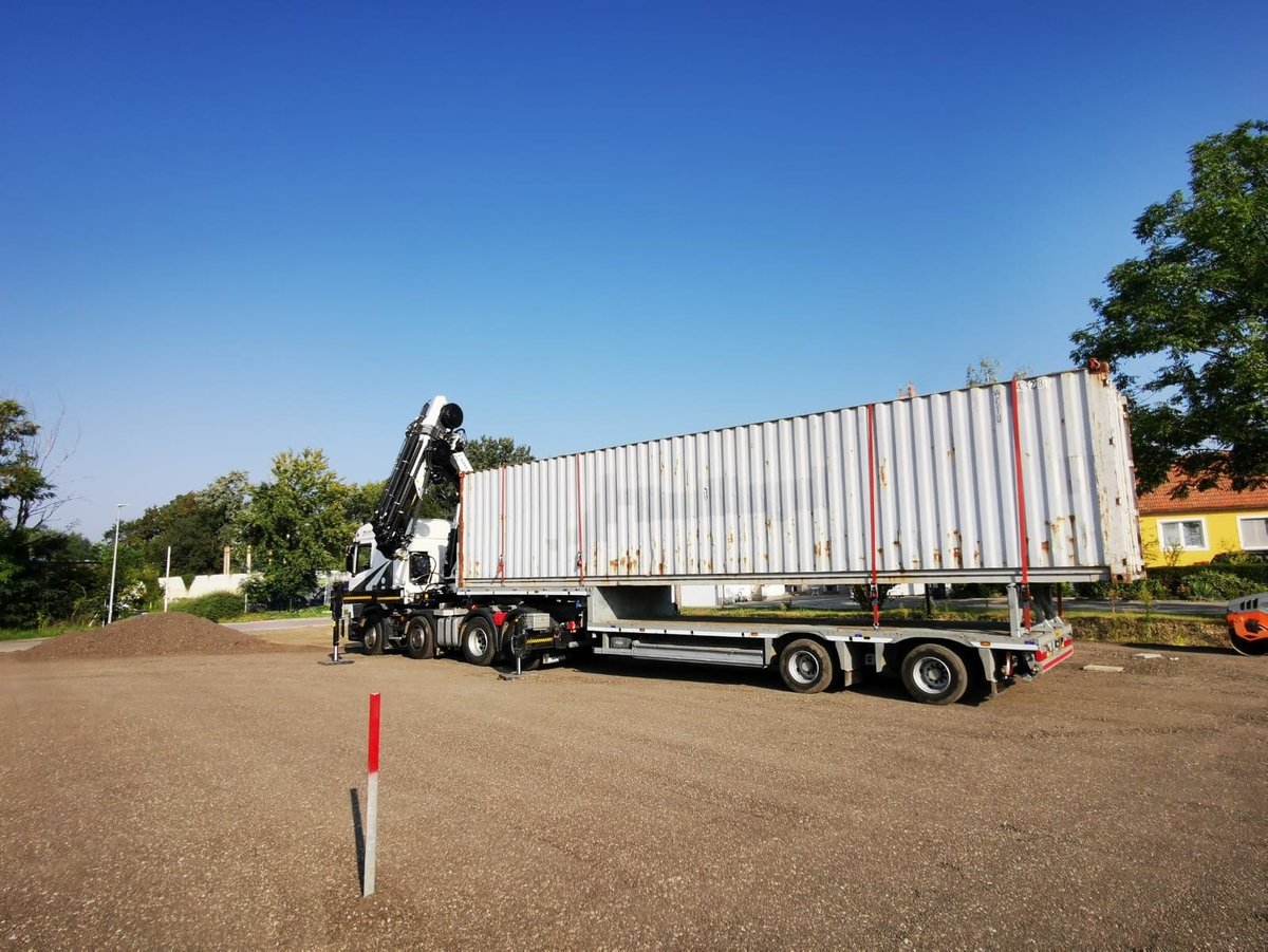 LKW mit Container Schiffinger ohne Menschen.jpg